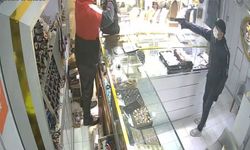 Bahçelievler'de kuyumcuda soygun; 3 milyon liralık altını alıp kaçtı