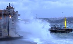 İstanbul’da fırtına etkili oluyor; Beşiktaş’ta dev dalgalar oluştu