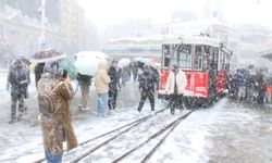 İstanbul'da kar yağışı etkili oldu; Taksim Meydanı beyaza büründü