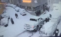 Kağıthane’de yokuştan kayan kamyonet kar topu oynayan çocuklara çarptı