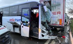 Kurtköy'de midibüs park halindeki TIR'a çarptı; 13 yaralı