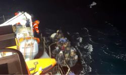 İzmir'de göçmen botu yarı batık bulundu; 37 kişi kurtarıldı, 1 kişinin cansız bedeni bulundu