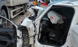 Otomobil, park halindeki TIR'a çarptı: 2 ölü, 1 yaralı