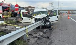 Otoyolda, hafif ticari araç bariyere çarptı: 2 ölü