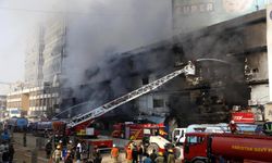 Pakistan'da alışveriş merkezinde yangın: 6 ölü