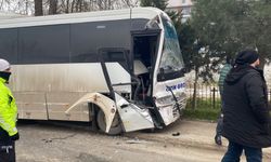 Servis midibüsleri kafa kafaya çarpıştı; 19 yaralı