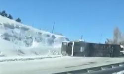 Yolcu otobüsü, buzlanan kara yolunda yan yattı; 2'si ağır 13