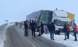 Yolcu otobüsü, kamyona çarptı; 9 yaralı