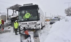 Yolcu otobüsü kontrol noktasındaki kulübeye çarptı; 4 polis hafif yaralı