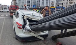 Ani fren yapan kamyonun üzerinden kayan inşaat demirleri, otomobile saplandı