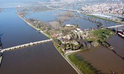 Edirne'de nehirlerin debileri arttı, köprüler trafiğe kapatıldı