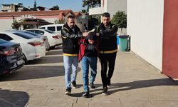 Eşini bıçaklayarak öldürüp, cesedinin başında ağlarken gözaltına alınan şüpheli tutuklandı