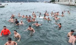 Beşiktaş'ta kansere dikkat için 100 kişiyle denize girdiler