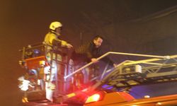 Kağıthane'de marangoz atölyesinde yangın; mahsur kalan 11 kişi ile 1 köpek kurtarıldı