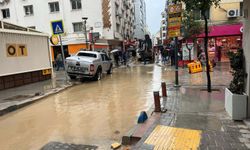 İzmir’de sağanak; yollar su doldu, esnaf mağdur oldu