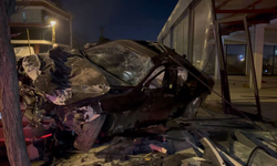 Sultanbeyli'de otomobil park halindeki 4 araca ve iş yerine çarptı