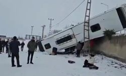 Patnos’ta yolcu otobüsü devrildi: 16 yaralı