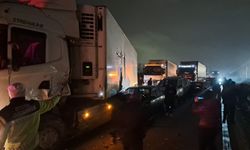 Sakarya’da Anadolu Otoyolunda 17 aracın karıştığı kazada 7 yaralı; Ankara yönü ulaşıma kapandı