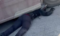 TIR'ın altında sıkışan motosikletin sürücüsünü kaskı ve koruyucu kıyafetleri kurtardı