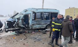 Yüksekova'da halk otobüsüyle minibüs çarpıştı: 18 yaralı