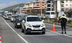 Bayram öncesi Muğla'ya tatilci akını; araç kuyrukları oluştu