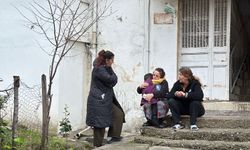 Evde tek başına olan çocuk çakmakla oynarken evi yaktı; 2 kişi dumandan etkilendi