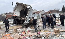 Fren sisteminde arıza olduğu iddia edilen kamyon, 4 araca çarptı: 19 yaralı