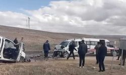 İki hafif ticari araç kafa kafaya çarpıştı; 2'si ağır, 4 yaralı