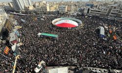 İsrail saldırısında hayatını kaybeden Laricani için cenaze töreni düzenlendi