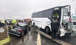 Başakşehir'de polis servisinin de karıştığı zincirleme kaza;1 polis şehit oldu, 16 yaralı