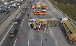 Eyüpsultan TEM Otoyolu'nda hafriyat kamyonu devrildi; yoğun trafik oluştu