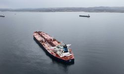 Karadeniz'de saldırıya uğrayan petrol tankeri Türkeli Demirleme Sahası'na çekildi