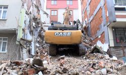 Küçükçekmece'de iş makinesi yıkım sırasında yandaki apartmanın duvarını yıktı: Ev sallanıyor