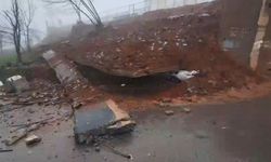 Maltepe’de ortaokulun istinat duvarı çöktü