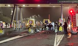 Pendik’te otomobil gişelere çarptı: 2 yaralı