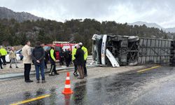 Antalya kara yolunda yolcu otobüsü devrildi; 2'si ağır 15 yaralı