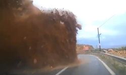 Mersin'de cipin kaya parçalarının altında kaldığı heyelan kamerada