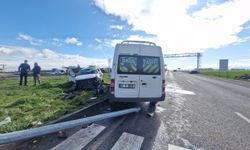 Öğrenci servis minibüsü ile otomobil çarpıştı: 13 yaralı