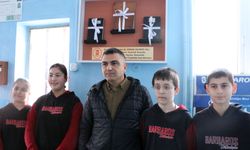 Okulda para toplayıp, 3 bakkalın veresiye defterini satın aldılar