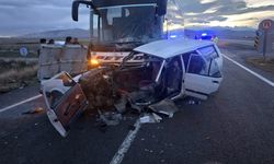 Yolcu otobüsüyle otomobil çarpıştı: 1 ölü, 2 ağır yaralı