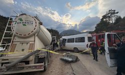 Antalya'da TIR ile minibüs çarpıştı: 7 ölü, 7 yaralı
