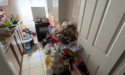 Avcılar'da bir binada iki çöp ev birden; 3 kamyon atık çıkarıldı