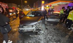 Avcılar'da seyir halindeki iki otomobil kafa kafaya çarpıştı: 4 yaralı