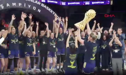 Fenerbahçe Opet şampiyonluk kupasını aldı