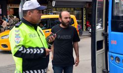 Gereksiz korna kullandığı gerekçesiyle ceza kesildi, gazetecilere hakaret etti