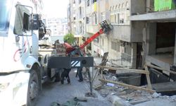 Güngören'de yokuşta kayan iş makinesi 4 araçta ve binada hasara neden oldu