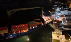 İstanbul Boğazı'nda yalıya metreler kala karaya oturan gemi kurtarıldı