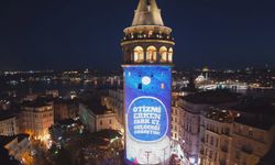 İstanbul'un sembol yapıları 'Dünya Otizm Farkındalık Günü'nde mavi kırmızı renklerle ışıklandırıldı