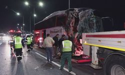 Sancaktepe'de seyir halindeki yolcu otobüsü TIR'a çarptı: 10 yaralı
