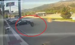 Kamyonun fırlayan tekeri, mağazaya daldı